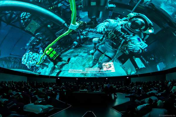 Astronauten mit Tauchern unter Wasser für die Vorbereitung ins All beim Filmabenteuer Mission Astronaut im 360 Grad-Kino TRAUMZEIT-DOME, Europa-Park 2019