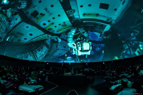 Astronauten mit Tauchern unter Wasser für die Vorbereitung ins All beim Filmabenteuer Mission Astronaut im 360 Grad-Kino TRAUMZEIT-DOME, Europa-Park 2019
