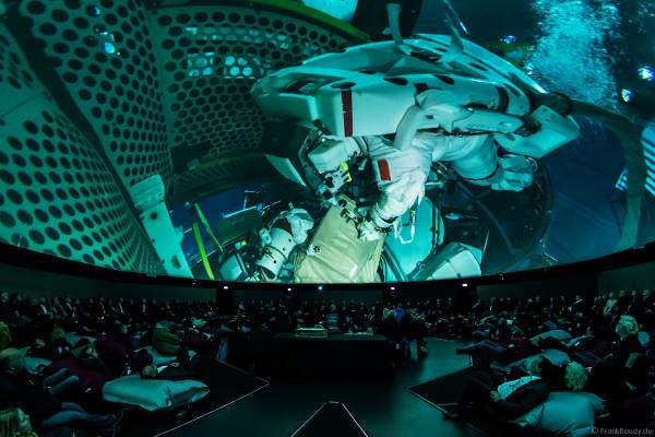 Astronauten mit Tauchern unter Wasser für die Vorbereitung ins All beim Filmabenteuer Mission Astronaut im 360 Grad-Kino TRAUMZEIT-DOME, Europa-Park 2019