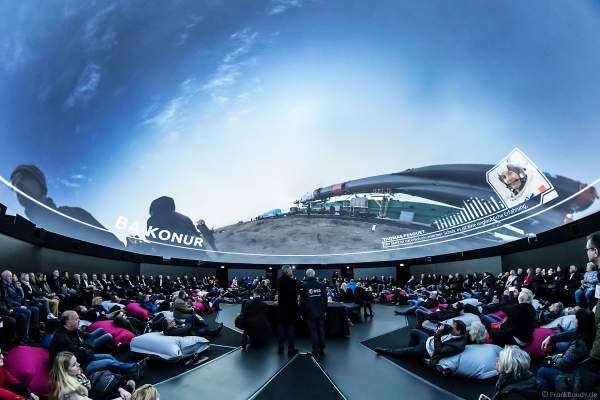 Roland Mack mit Astronaut Ernst Messerschmid bei der Vorstellung des Filmabenteuers MISSION ASTRONAUT im TRAUMZEIT-DOME, Europa-Park 2019