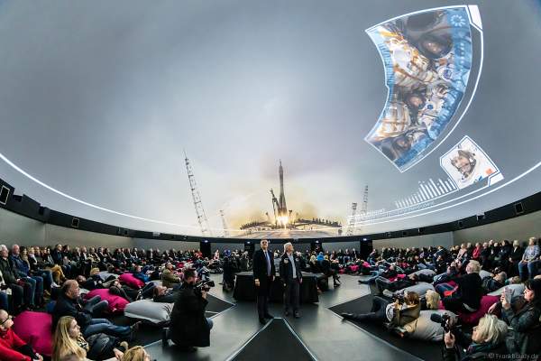 Roland Mack mit Astronaut Ernst Messerschmid bei der Vorstellung des Filmabenteuers MISSION ASTRONAUT im TRAUMZEIT-DOME, Europa-Park 2019