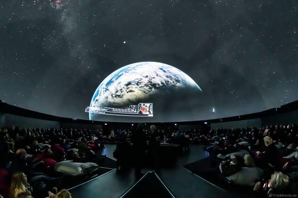 Roland Mack mit Astronaut Ernst Messerschmid bei der Vorstellung des Filmabenteuers MISSION ASTRONAUT im TRAUMZEIT-DOME, Europa-Park 2019