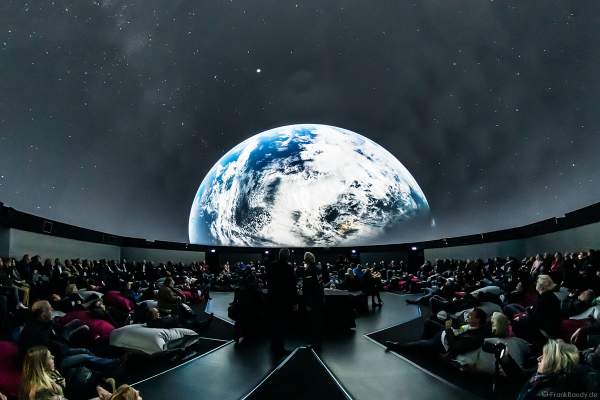 Roland Mack mit Astronaut Ernst Messerschmid bei der Vorstellung des Filmabenteuers MISSION ASTRONAUT im TRAUMZEIT-DOME, Europa-Park 2019