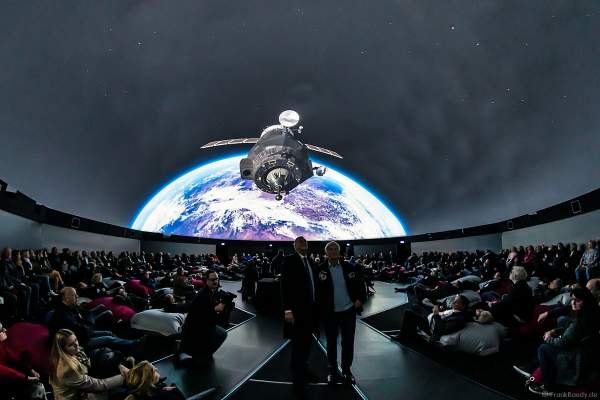 Roland Mack mit Astronaut Ernst Messerschmid bei der Vorstellung des Filmabenteuers MISSION ASTRONAUT im TRAUMZEIT-DOME, Europa-Park 2019