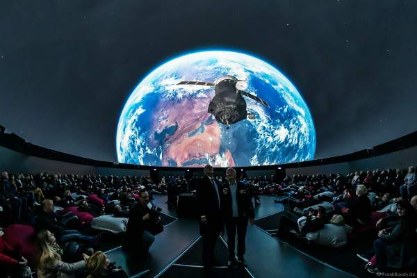 Roland Mack mit Astronaut Ernst Messerschmid bei der Vorstellung des Filmabenteuers MISSION ASTRONAUT im TRAUMZEIT-DOME, Europa-Park 2019