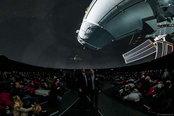 Roland Mack mit Astronaut Ernst Messerschmid bei der Vorstellung des Filmabenteuers MISSION ASTRONAUT im TRAUMZEIT-DOME, Europa-Park 2019
