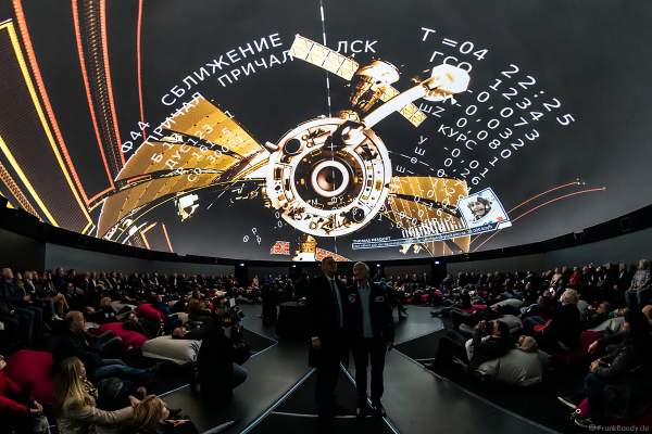 Roland Mack mit Astronaut Ernst Messerschmid bei der Vorstellung des Filmabenteuers MISSION ASTRONAUT im TRAUMZEIT-DOME, Europa-Park 2019