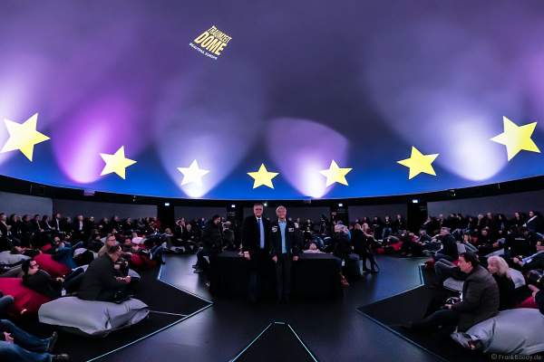 Roland Mack mit Astronaut Ernst Messerschmid bei der Vorstellung des Filmabenteuers MISSION ASTRONAUT im TRAUMZEIT-DOME, Europa-Park 2019