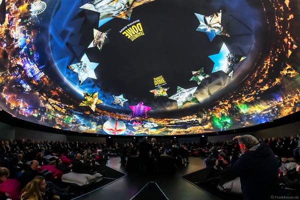 Roland Mack mit Astronaut Ernst Messerschmid bei der Vorstellung des Filmabenteuers MISSION ASTRONAUT im TRAUMZEIT-DOME, Europa-Park 2019