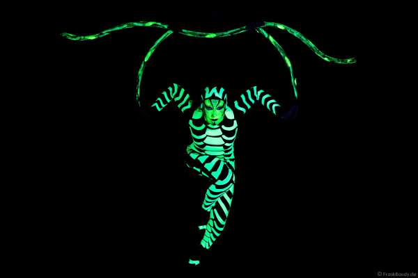 Die Artistin Petra Quednau von Project PQ präsentiert eine neue und innovative Show im Luftring (Aerial Hoop) mit UV Licht (Schwarzlicht)