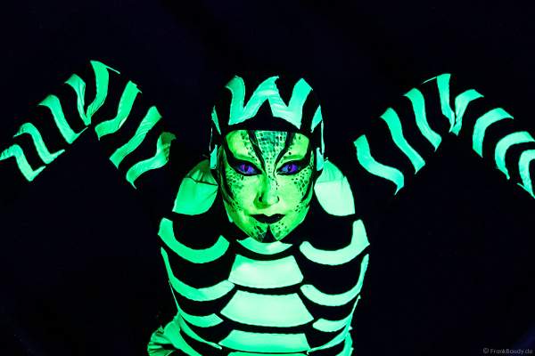 Die Artistin Petra Quednau von Project PQ präsentiert eine neue und innovative Show im Luftring (Aerial Hoop) mit UV Licht (Schwarzlicht)