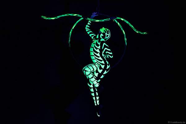 Die Artistin Petra Quednau von Project PQ präsentiert eine neue und innovative Show im Luftring (Aerial Hoop) mit UV Licht (Schwarzlicht)
