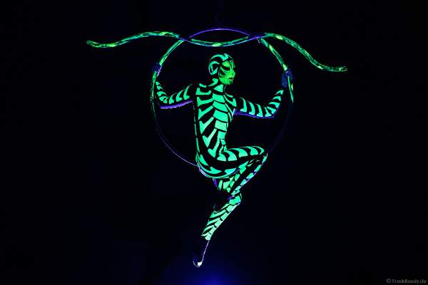 Die Artistin Petra Quednau von Project PQ präsentiert eine neue und innovative Show im Luftring (Aerial Hoop) mit UV Licht (Schwarzlicht)