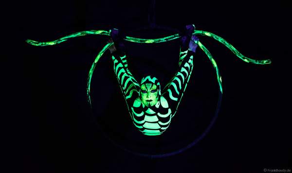 Die Artistin Petra Quednau von Project PQ präsentiert eine neue und innovative Show im Luftring (Aerial Hoop) mit UV Licht (Schwarzlicht)