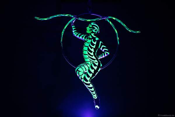 Die Artistin Petra Quednau von Project PQ präsentiert eine neue und innovative Show im Luftring (Aerial Hoop) mit UV Licht (Schwarzlicht)