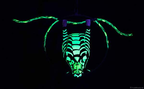 Die Artistin Petra Quednau von Project PQ präsentiert eine neue und innovative Show im Luftring (Aerial Hoop) mit UV Licht (Schwarzlicht)