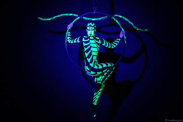Die Artistin Petra Quednau von Project PQ präsentiert eine neue und innovative Show im Luftring (Aerial Hoop) mit UV Licht (Schwarzlicht)
