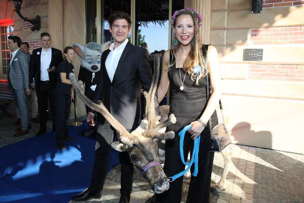 Philipp Danne und seine Ehefrau Viktoria Danne bei der Eröffnungsfeier des neuen Themenhotel Kronasar im Europa-Park in Rust am 24.05.2019
