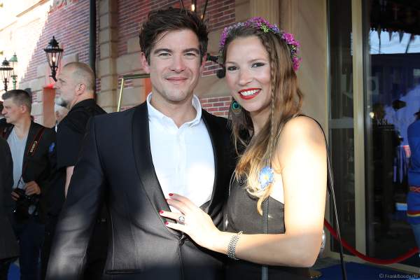 Philipp Danne und seine Ehefrau Viktoria Danne bei der Eröffnungsfeier des neuen Themenhotel Kronasar im Europa-Park in Rust am 24.05.2019