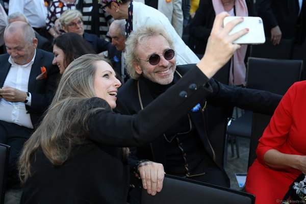 Selfie eines Fans mit Thomas Gottschalk bei der Eröffnungsfeier des neuen Themenhotel Kronasar im Europa-Park in Rust am 24.05.2019