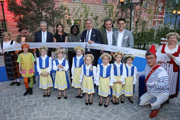 Familie Mack und Rita Auma Obama durchschneiden das Band bei der Eröffnungsfeier des neuen Themenhotel Kronasar im Europa-Park in Rust am 24.05.2019