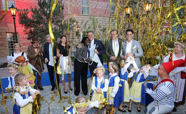 Familie Mack und Rita Auma Obama durchschneiden das Band bei der Eröffnungsfeier des neuen Themenhotel Kronasar im Europa-Park in Rust am 24.05.2019