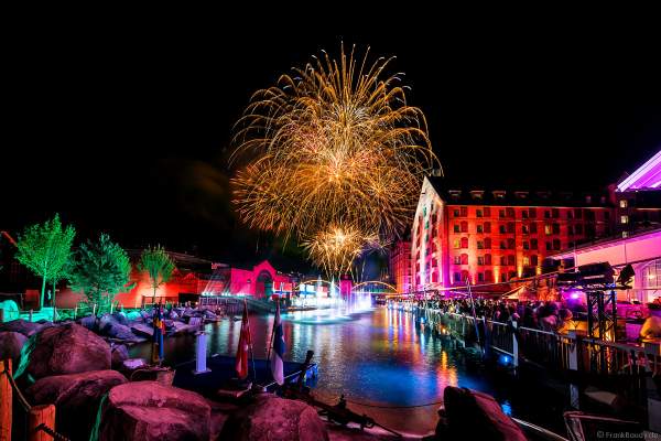 Glitzerndes Feuerwerk bei der Eröffnungsfeier des neuen Themenhotel Kronasar im Europa-Park in Rust am 24.05.2019
