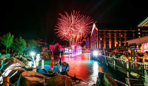 Glitzerndes Feuerwerk bei der Eröffnungsfeier des neuen Themenhotel Kronasar im Europa-Park in Rust am 24.05.2019