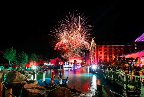 Glitzerndes Feuerwerk bei der Eröffnungsfeier des neuen Themenhotel Kronasar im Europa-Park in Rust am 24.05.2019