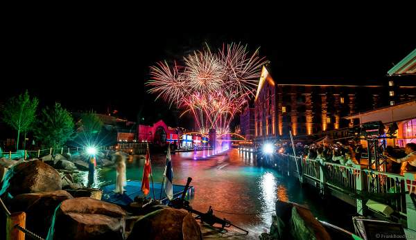 Glitzerndes Feuerwerk bei der Eröffnungsfeier des neuen Themenhotel Kronasar im Europa-Park in Rust am 24.05.2019