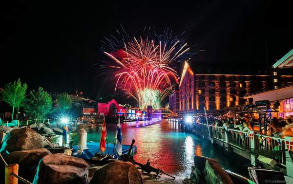 Glitzerndes Feuerwerk bei der Eröffnungsfeier des neuen Themenhotel Kronasar im Europa-Park in Rust am 24.05.2019