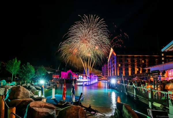 Glitzerndes Feuerwerk bei der Eröffnungsfeier des neuen Themenhotel Kronasar im Europa-Park in Rust am 24.05.2019
