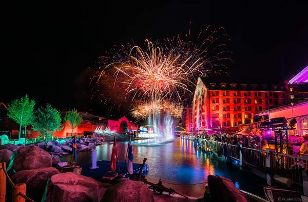 Glitzerndes Feuerwerk bei der Eröffnungsfeier des neuen Themenhotel Kronasar im Europa-Park in Rust am 24.05.2019