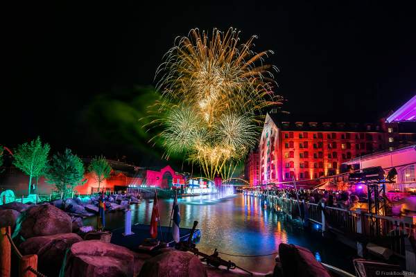 Glitzerndes Feuerwerk bei der Eröffnungsfeier des neuen Themenhotel Kronasar im Europa-Park in Rust am 24.05.2019