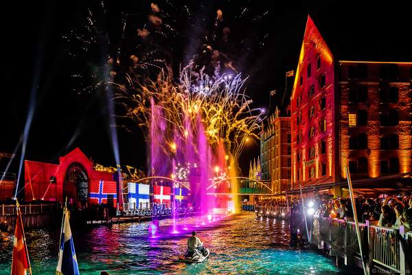Glitzerndes Feuerwerk bei der Eröffnungsfeier des neuen Themenhotel Kronasar im Europa-Park in Rust am 24.05.2019