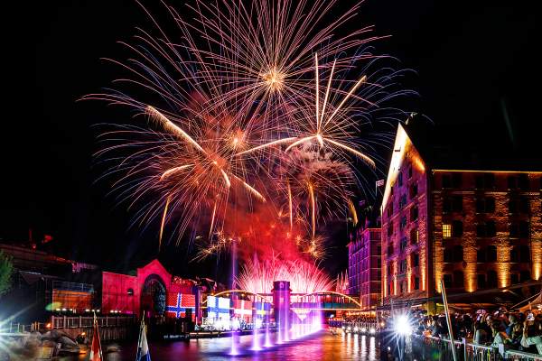 Glitzerndes Feuerwerk bei der Eröffnungsfeier des neuen Themenhotel Kronasar im Europa-Park in Rust am 24.05.2019