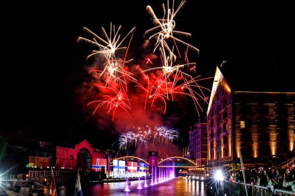 Glitzerndes Feuerwerk bei der Eröffnungsfeier des neuen Themenhotel Kronasar im Europa-Park in Rust am 24.05.2019