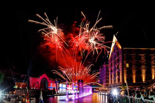 Glitzerndes Feuerwerk bei der Eröffnungsfeier des neuen Themenhotel Kronasar im Europa-Park in Rust am 24.05.2019