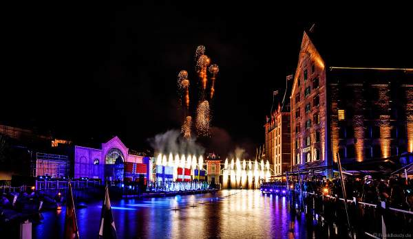 Glitzerndes Feuerwerk bei der Eröffnungsfeier des neuen Themenhotel Kronasar im Europa-Park in Rust am 24.05.2019
