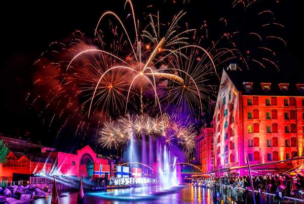 Glitzerndes Feuerwerk bei der Eröffnungsfeier des neuen Themenhotel Kronasar im Europa-Park in Rust am 24.05.2019