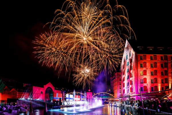 Glitzerndes Feuerwerk bei der Eröffnungsfeier des neuen Themenhotel Kronasar im Europa-Park in Rust am 24.05.2019