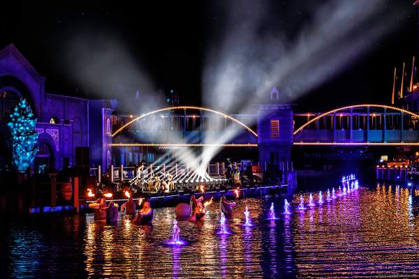 Spektakuläre Licht- und Wassershow mit den Künstlern des Europa-Park bei der Eröffnungsfeier des neuen Themenhotel Kronasar am 24.05.2019