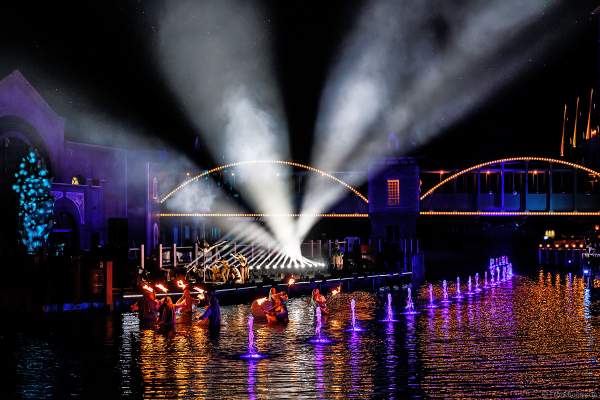 Spektakuläre Licht- und Wassershow mit den Künstlern des Europa-Park bei der Eröffnungsfeier des neuen Themenhotel Kronasar am 24.05.2019