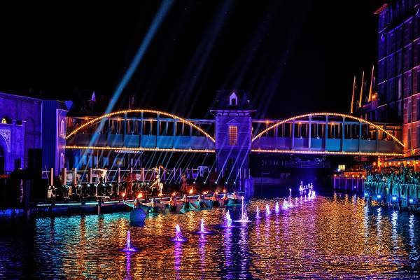 Spektakuläre Licht- und Wassershow mit den Künstlern des Europa-Park bei der Eröffnungsfeier des neuen Themenhotel Kronasar am 24.05.2019