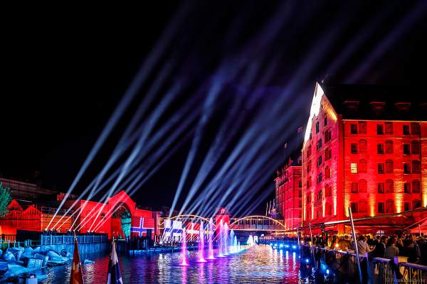 Spektakuläre Licht- und Wassershow bei der Eröffnungsfeier des neuen Themenhotel Kronasar im Europa-Park in Rust am 24.05.2019