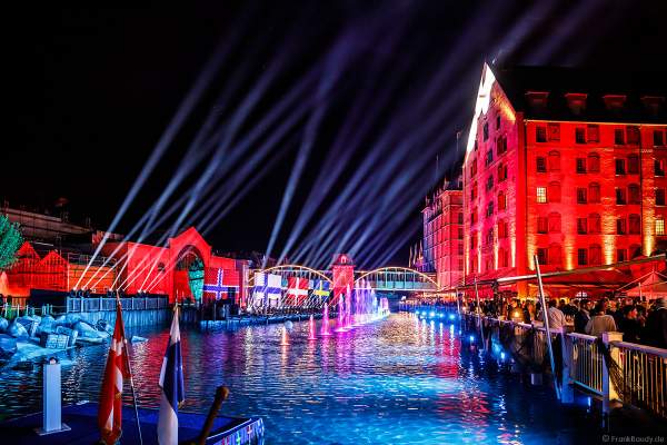 Spektakuläre Licht- und Wassershow bei der Eröffnungsfeier des neuen Themenhotel Kronasar im Europa-Park in Rust am 24.05.2019
