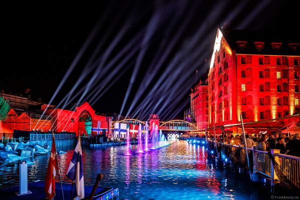 Spektakuläre Licht- und Wassershow bei der Eröffnungsfeier des neuen Themenhotel Kronasar im Europa-Park in Rust am 24.05.2019