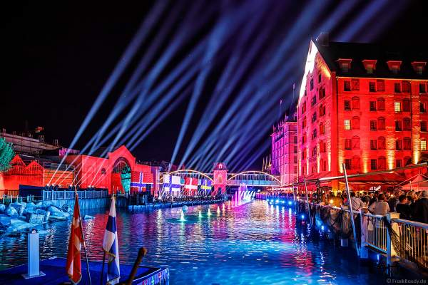 Spektakuläre Licht- und Wassershow bei der Eröffnungsfeier des neuen Themenhotel Kronasar im Europa-Park in Rust am 24.05.2019