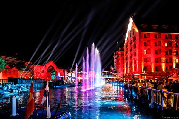 Spektakuläre Licht- und Wassershow bei der Eröffnungsfeier des neuen Themenhotel Kronasar im Europa-Park in Rust am 24.05.2019