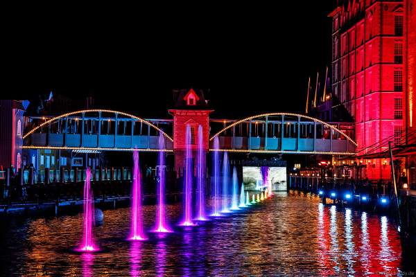Spektakuläre Licht- und Wassershow bei der Eröffnungsfeier des neuen Themenhotel Kronasar im Europa-Park in Rust am 24.05.2019
